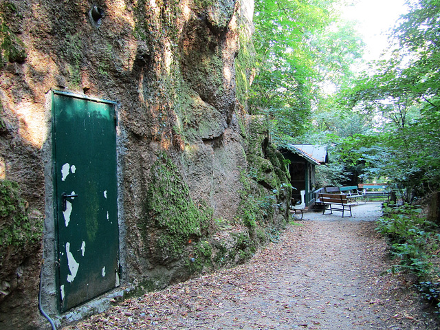 Block zur Lourdes-Grotte