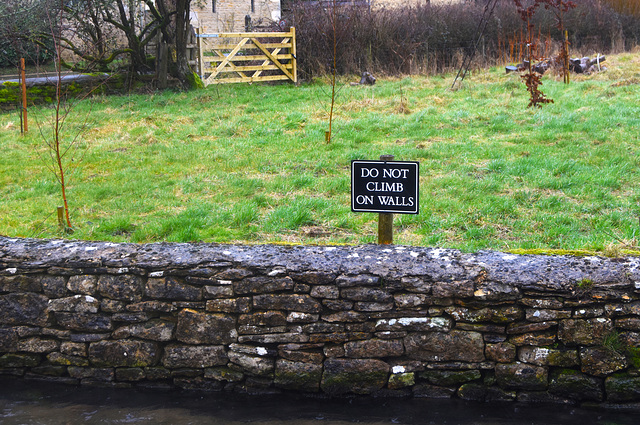 Do not climb on walls! - Nicht auf Mauern klettern! Do not climb on walls! - Nicht auf Mauern klettern!