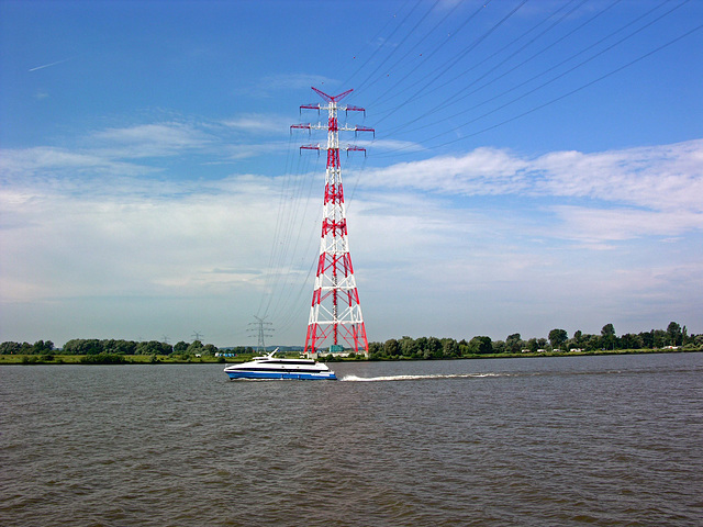 Katamaran-Fähre auf der Elbe bei Lühesand