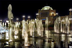 AbuDhabi :  la casa del presidente con una grande cupola è circondata da centinaia di fontane illuminate