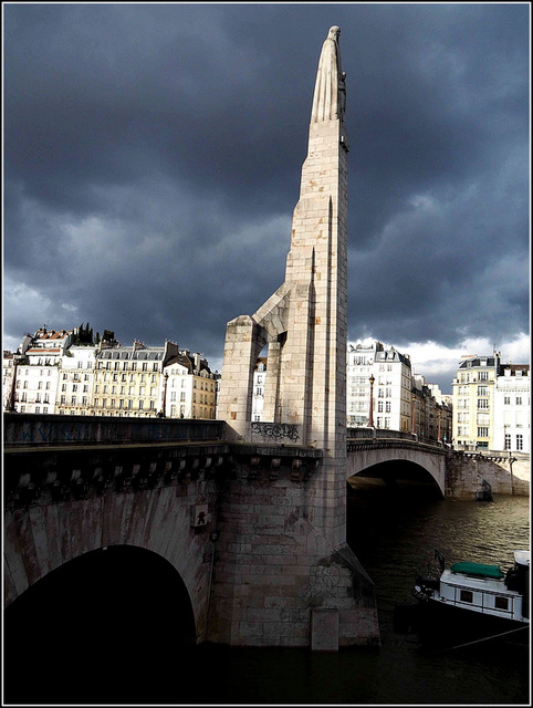 Pont de la Tournelle et statue de Sainte Geneviève