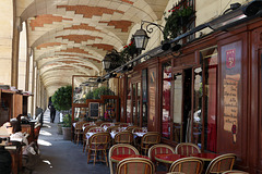 Sous les arcades de la place des Vosges , Le Marais , Paris.