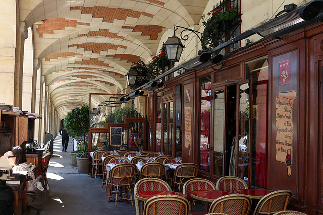 Sous les arcades de la place des Vosges , Le Marais , Paris.