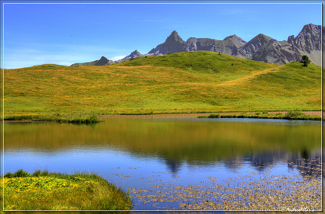 Pic de rochebrune si riflette nel lago Saurel