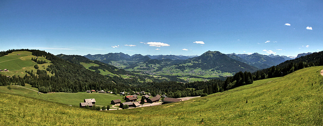 Panoramablick hinab in den Bregenzerwald und ins Allgäu