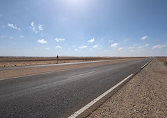 Perspective routière en diagonal du Sahara occidental