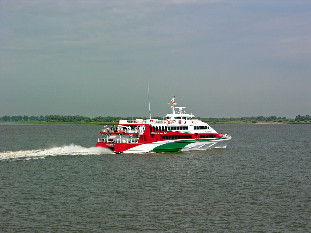 Katamaran-Fähre Hamburg > Helgoland: Jetzt geht's richtig los.