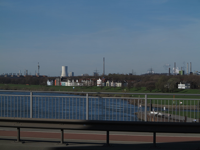 Blick von der Friedrich-Ebert-Brücke..