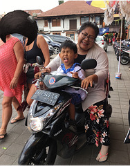 Au marché Avec autorisation souriante de la maman