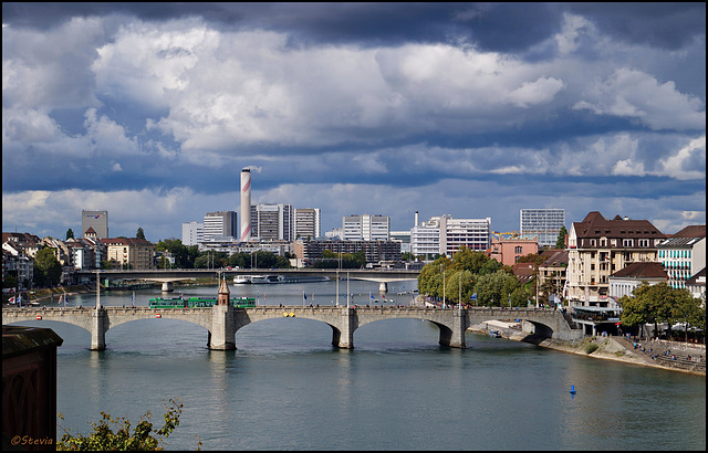 Die "Mittlere Brücke" mit dem Unternehmen "Novartis" im Hintergrund