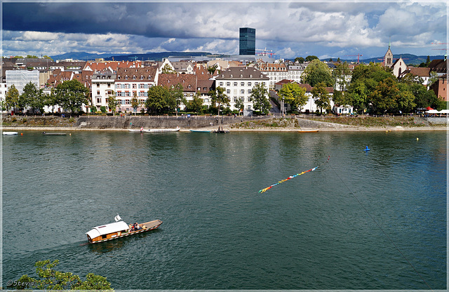 Die Münster-Fähre "Leu" mit Messeturm und Altstadt Kleinbasel