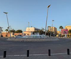 Un rond-point, une fontaine et 4 piquets