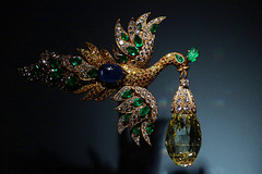Monique a perdu son pendentif en émeraudes , saphir , diamants ....nous y sommes très attachés , c'est un des  souvenirs de notre premier cambriolage