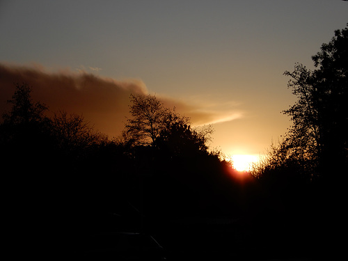 le soleil se couche dans son écrin de nature