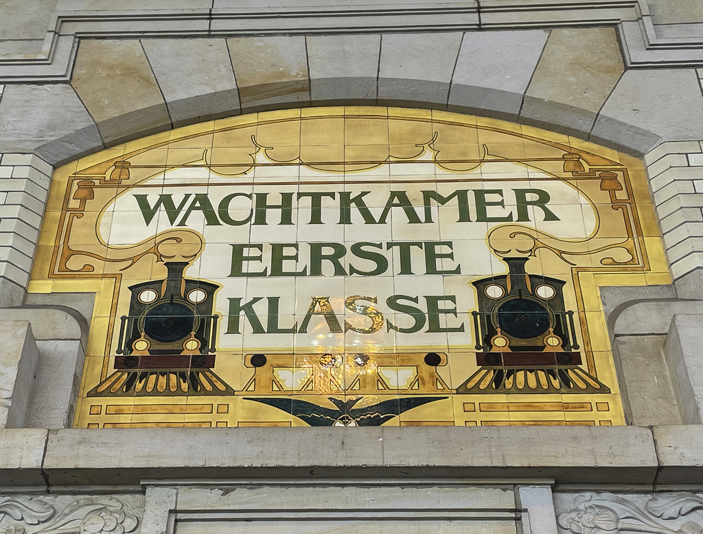 First class waiting room sign, Haarlem train station