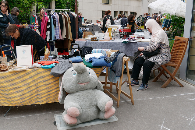 Elle cherche des chaussures, il cherche un maître