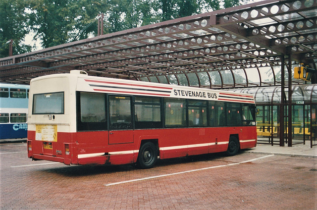 Luton and District 406 (E970 NMK) in Drummer Street bus station, Cambridge – 18 Jul 1991 (144-35)