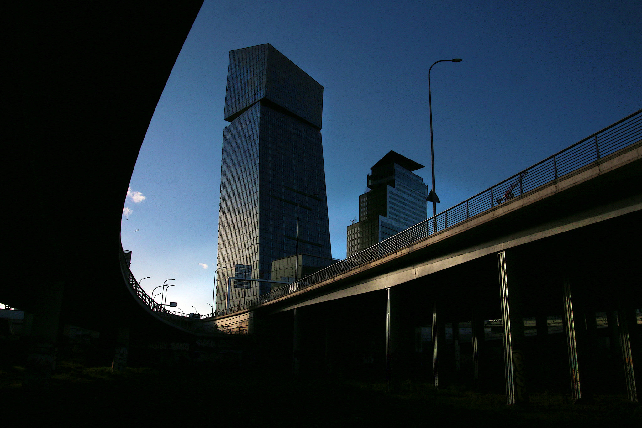 Les tours Duo d'une hauteur de 180 mètres . Troisième plus haut édifice de Paris , après la tour Eiffel et la tour Montparnasse