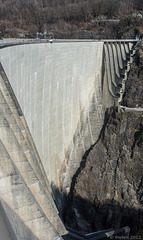 Staumauer im Valle Verzasca (© Buelipix)