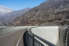 auf der Staumauer im Valle Verzasca (© Buelipix)