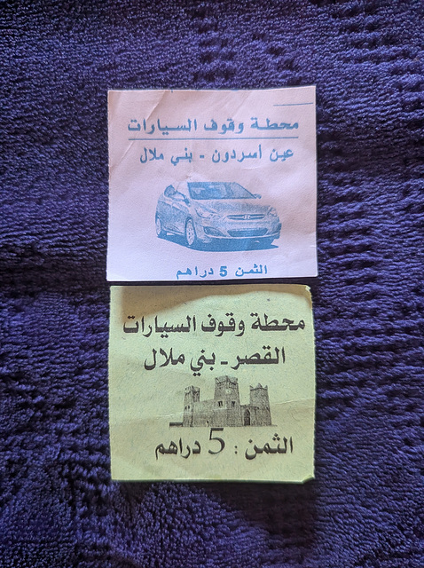 Deux reçus de stationnement à 5 dirhams chacun