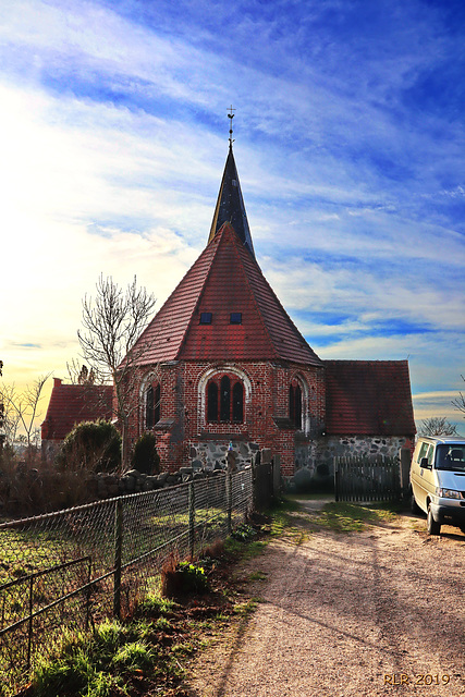 Qualitz, Dorfkirche im Gegenlicht