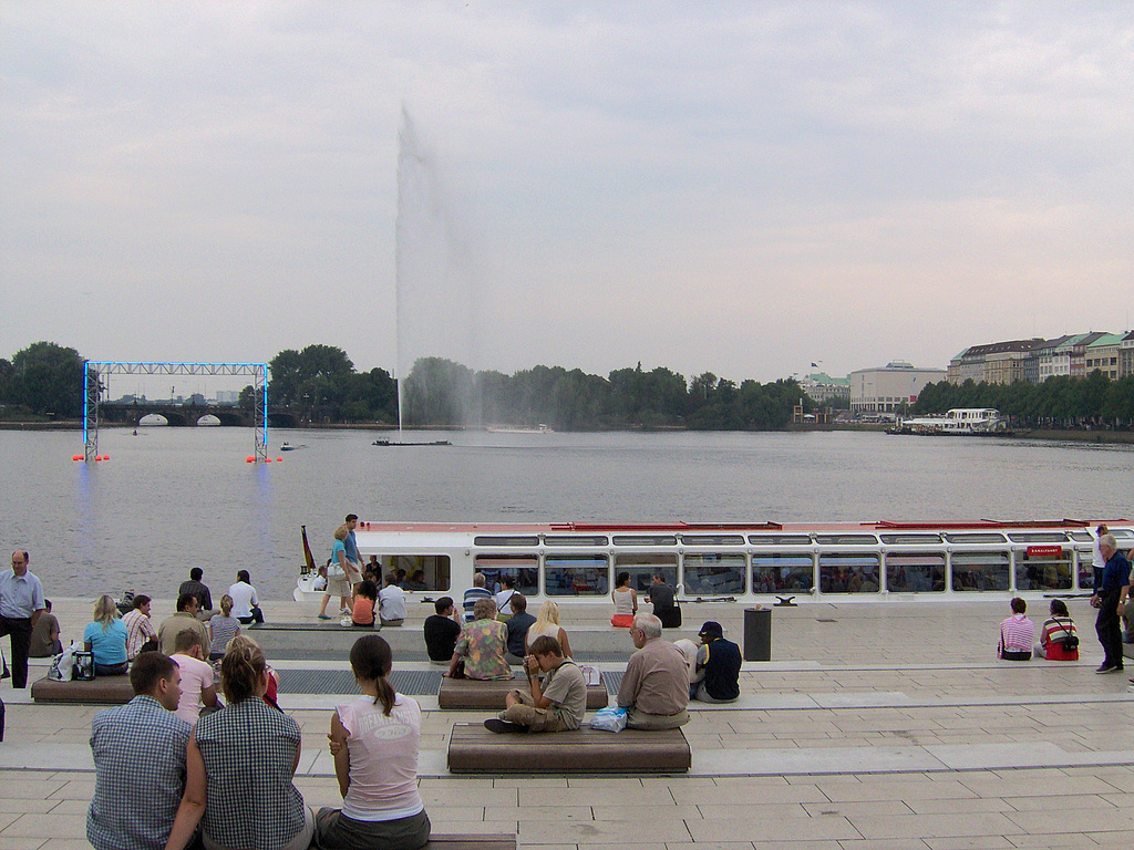 An der Binnenalster 2006, man traf sich und schaute auf Grossleinwänden den WM Fussballspielen zu