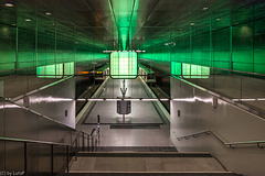 Subway Station with Glass Fences - U-Bahn Station mit gläsernen Geländern