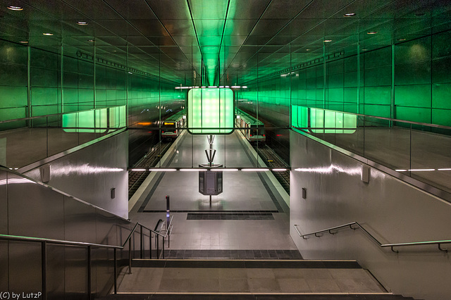 Subway Station with Glass Fences - U-Bahn Station mit gläsernen Geländern