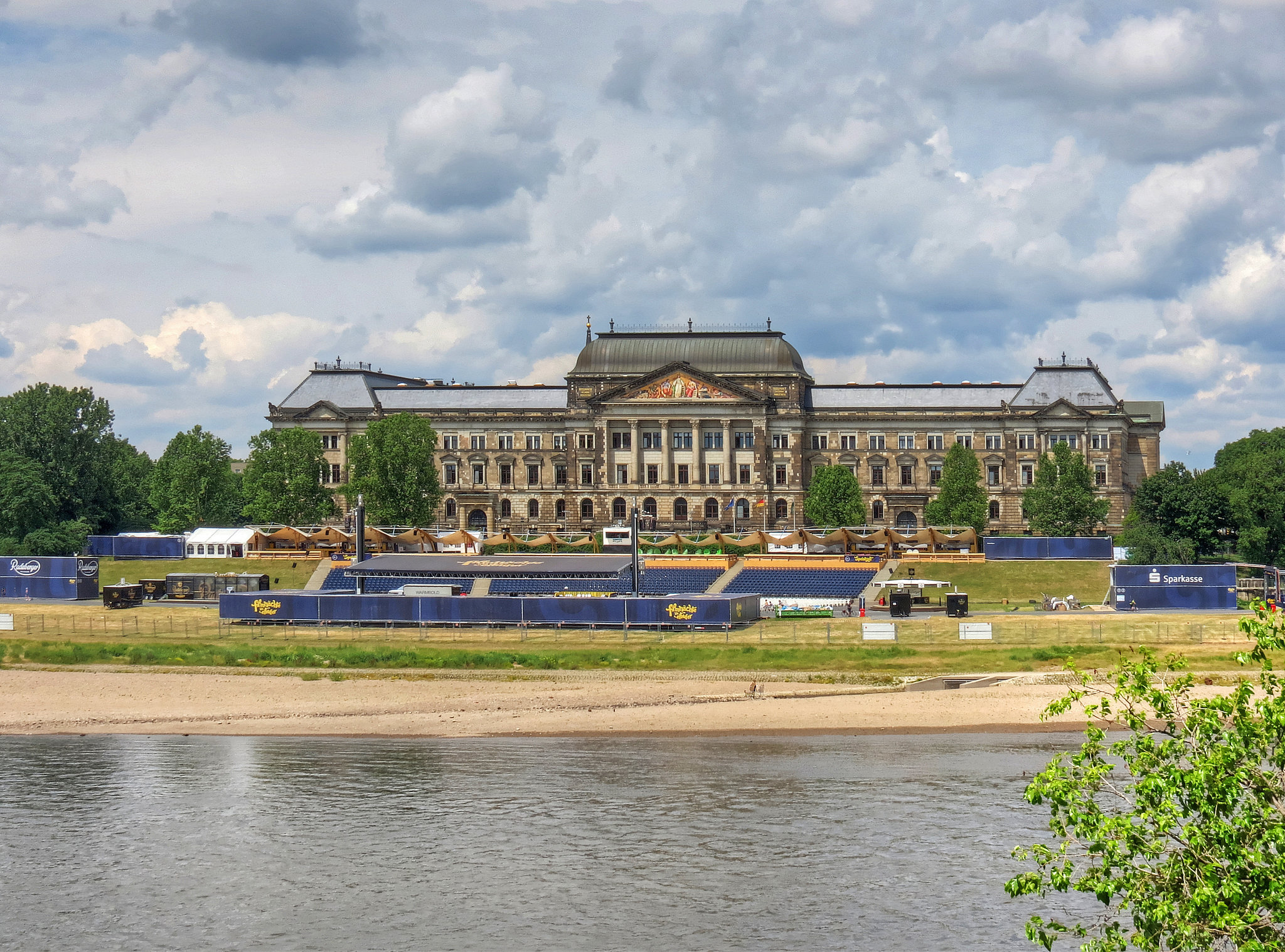 Blick zum Sächsischen Staatsministerium