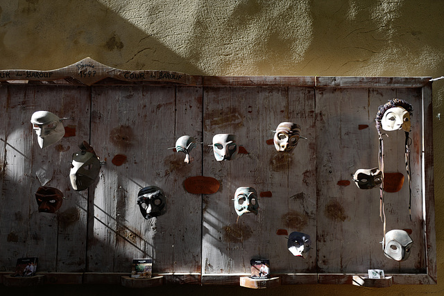 panneau de masques, théâtre Cour du Barouf,Avignon