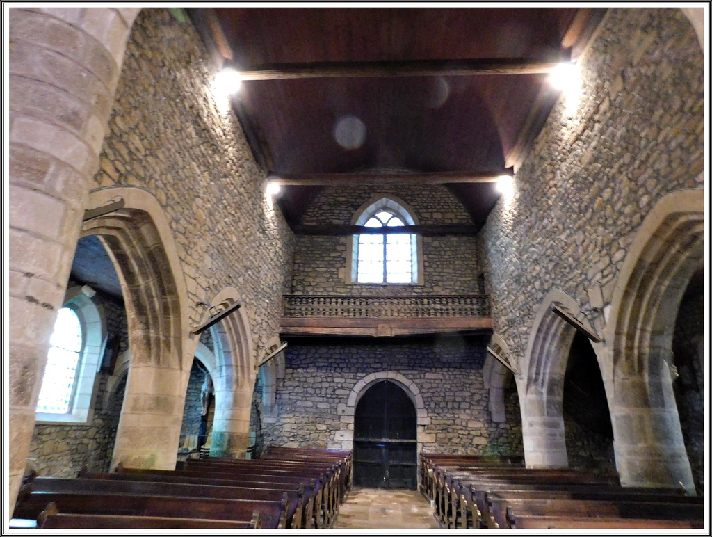 Intérieur de l'église de Guenroc (22)
