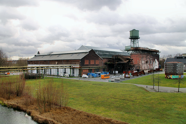 Die Jahrhunderthalle von der Stegbrücke aus (Westpark, Bochum) / 14.01.2019