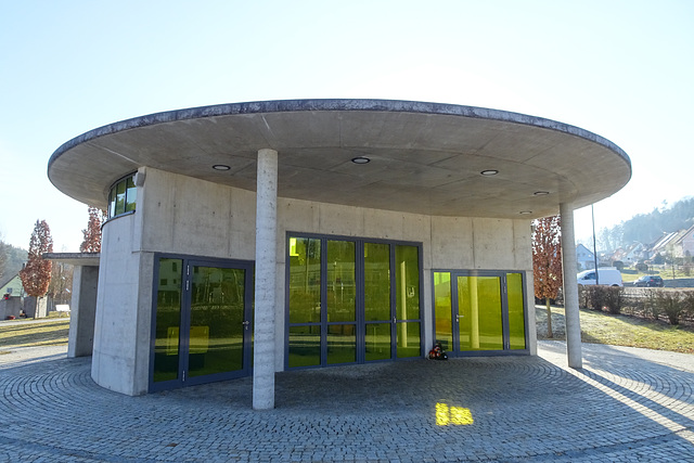 Irlbach, Aussegnungshalle "Warten auf das Sammeltaxi" Irlbach, Aussegnungshalle "Warten auf das Sammeltaxi"