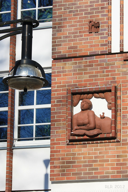 Rostock, Frau am Fenster