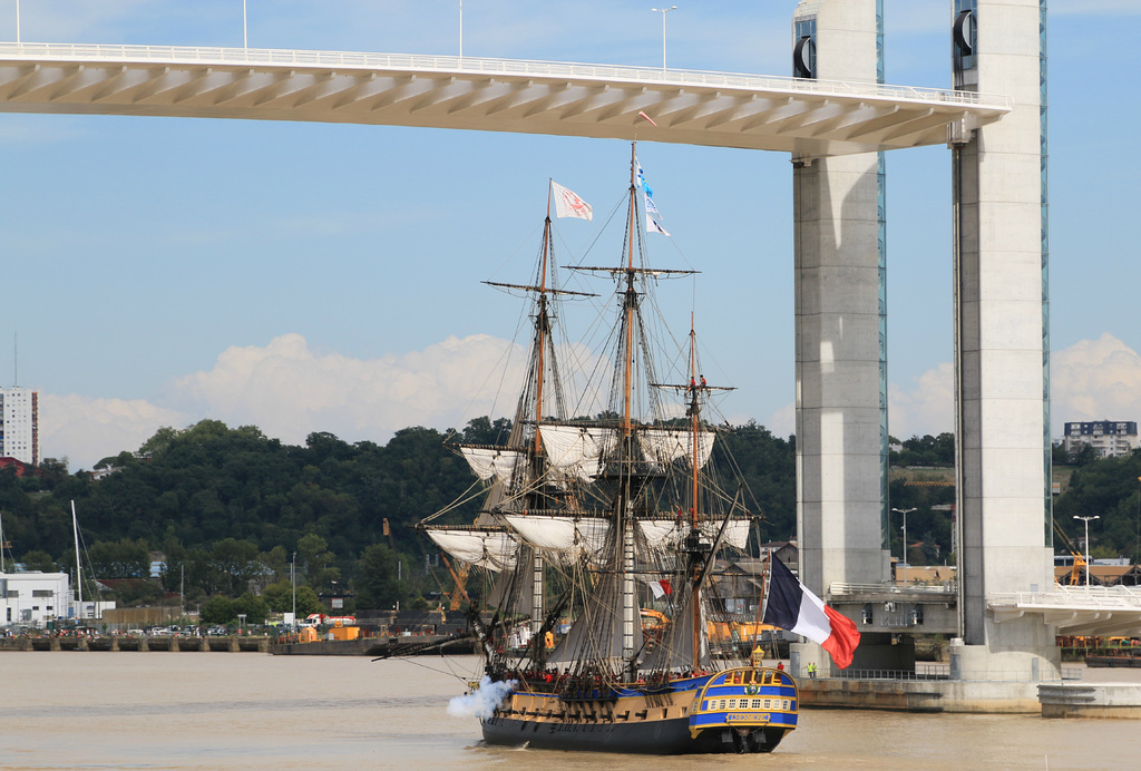 Retour de L'Hermione sous ses coups de canon