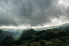 Nebel über den Hügeln bei Povoação  (© Buelipix)