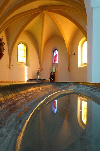 Irlbach, Seitenkapelle und Taufbecken