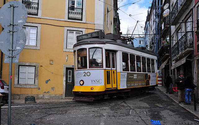 Lissabon - Alfama - Carreira 28E dos Eléctricos de Lisboa (© Buelipix)