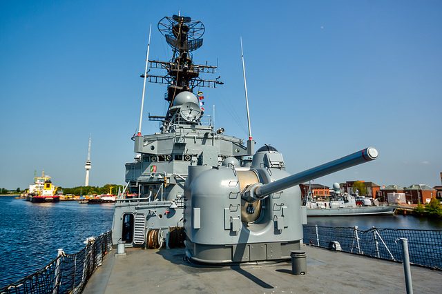 2023-05.27. - Wilhelmshaven, Marinemuseum, Zerstörer Mölders, Vorschiff mit Brücke und Flag-3