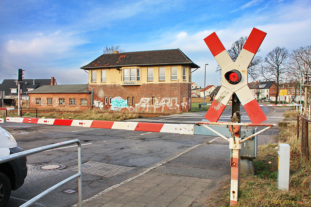 Grevesmühlen, Bahnübergang und Stellwerk