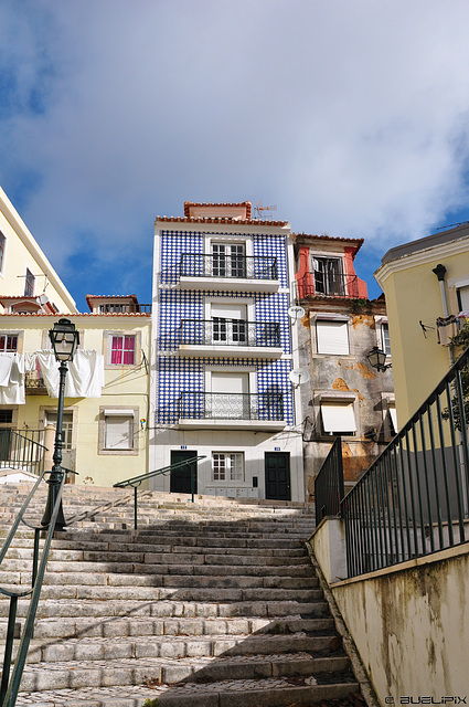 Lissabon - in den Gassen von Alfama (© Buelipix)