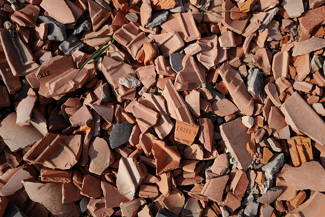 fragments de briques et tuiles, camp des Mille