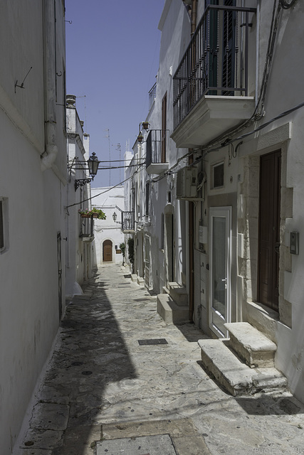 in den Gassen von Ostuni (© Buelipix)