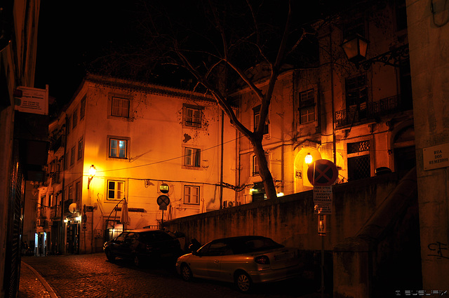 Lissabon - Alfama by night (© Buelipix)