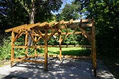 Neubau der abgefackelten Hütte im Schlosspark
