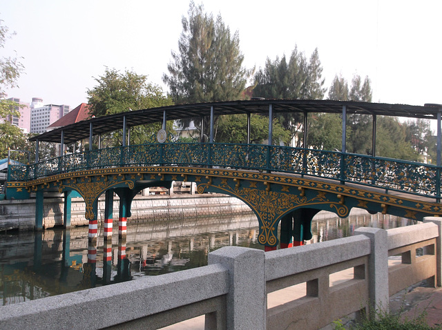 Un charmant petit pont piétonnier / Thai footbrige