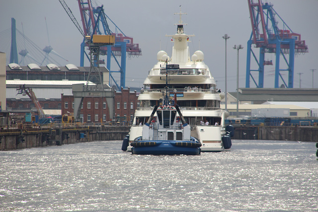 ausdocken der Yacht  "Alaiya"