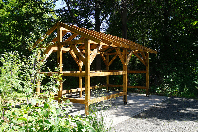 Neubau der abgefackelten Hütte im Schlosspark II