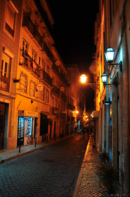 Alfama - Rua dos Remedios (© Buelipix)